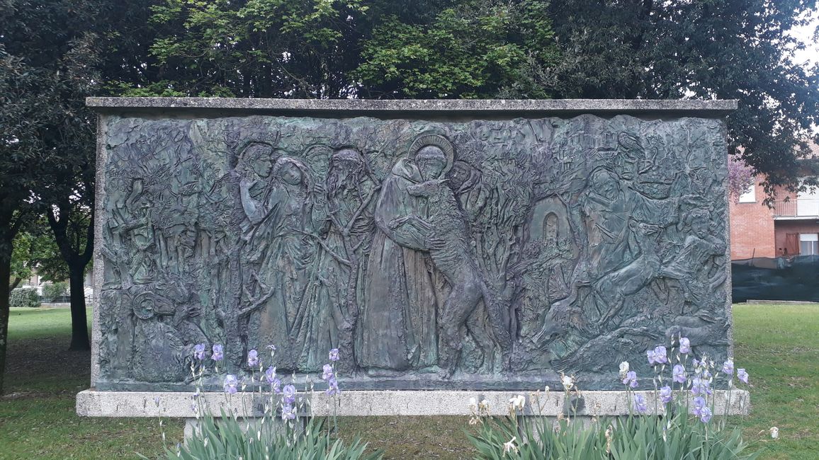 Ein Relief zeigt Franziskus bei der Zählung eines Wolfes, von dem sich Gubbios Bürger bedroht fühlten