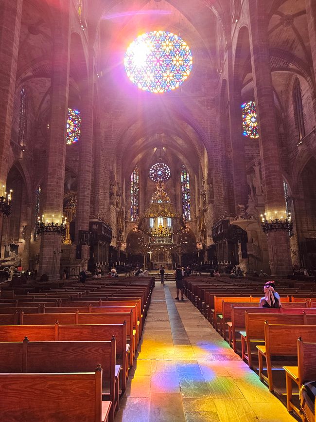 Meravigliose giochi di luce attraverso la finestra di Gaudí