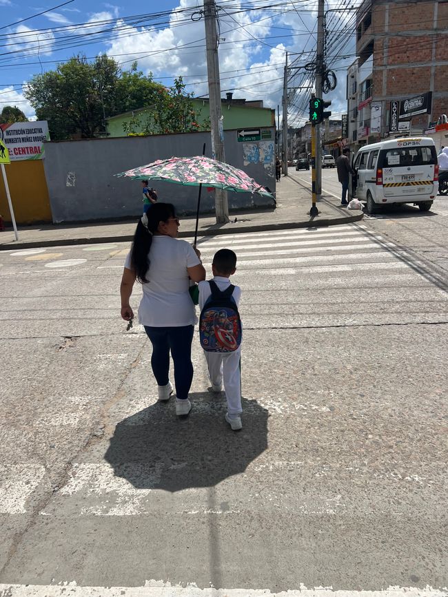 Sur le moped, il y a 4 combinaisons : 1 ou 2 personnes, avec trois personnes, il y a généralement un enfant. Alors souvent au milieu. En cas de 4 personnes sur le moped, dans tous les cas, l'enfant plus âgé est sur le réservoir, puis le père, l'enfant 2 et la mère ou l'enfant 3 tout à l'arrière