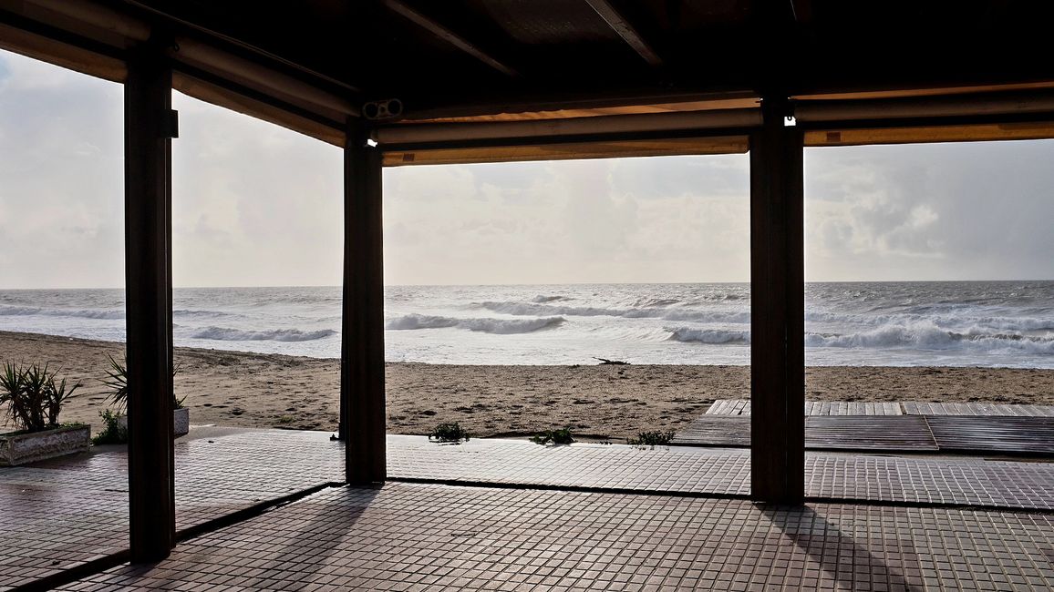 ....am Strand entlang bei Nieselregen...