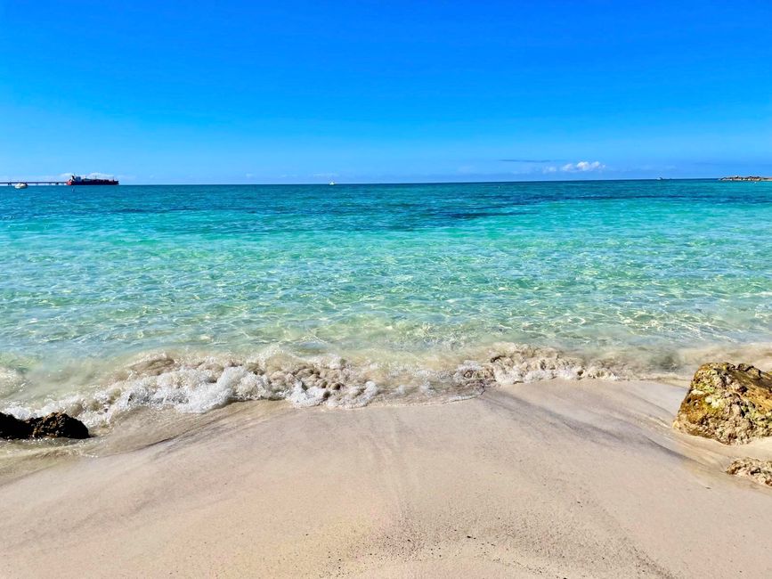 Türkisgrünes Wasser am White Beach.