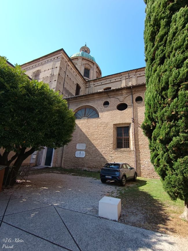 Catedral de Rávena desde atrás (Catedral de la Resurrección de Nuestro Señor Jesucristo)