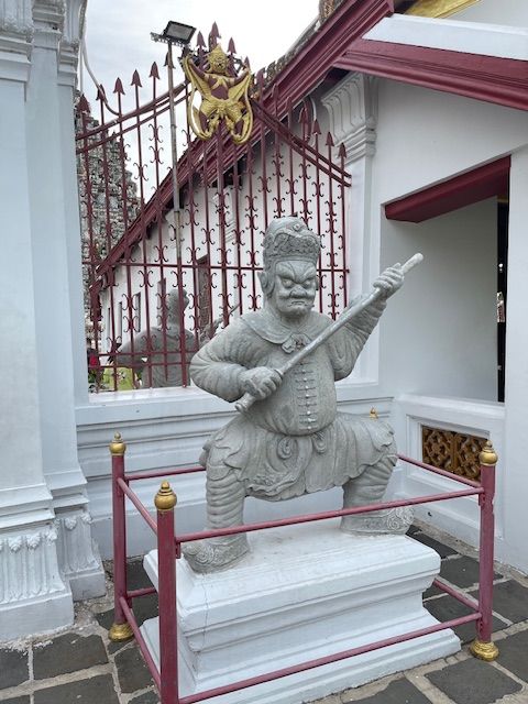 Wat Arun incontra Frühlingsrolle