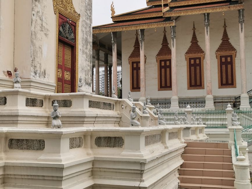 ... along incredibly long corridors with detailed wall paintings ...