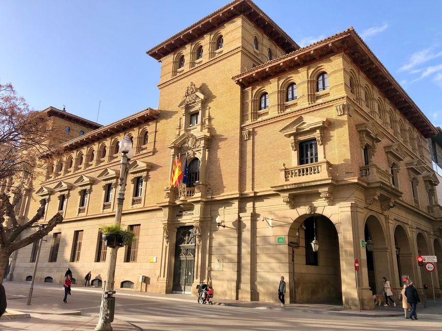 Das Rathaus von Huesca ...