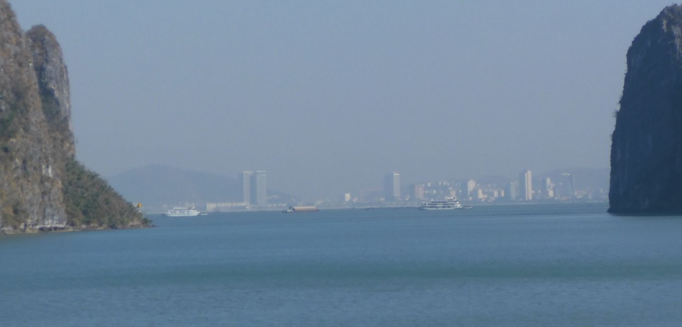 Ha Long nella foschia