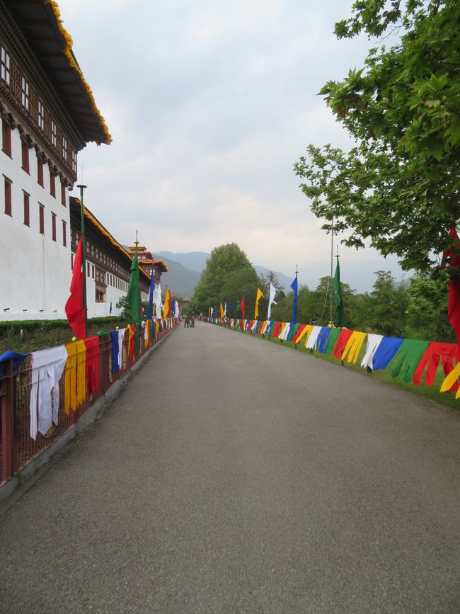 Geschmückte Straße auf dem Weg zum Dzong