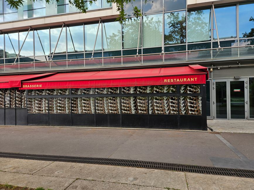 Restaurant geschlossen, Stühle gestapelt