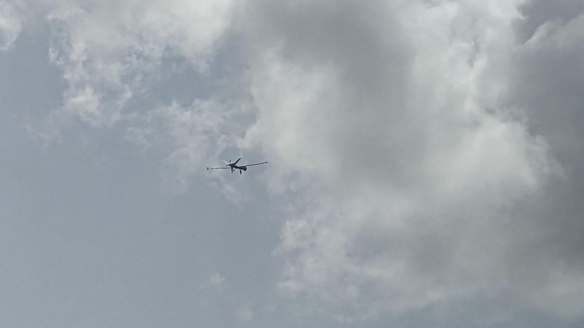 Eine riesige Drohne ist gerade gestartet