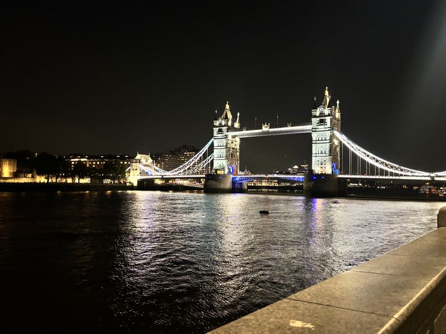 Tower Bridge di notte