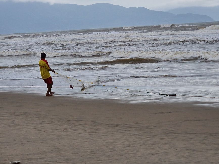 Vorüber die Flut.
Wer sah es wohl, du selig Land, 
wie dich die Welle überwand.