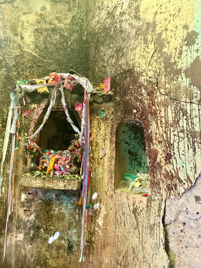 All'ingresso della miniera il primo altare per il Tio e il sangue dei sacrifici delle lame - qui evidentemente non ci si fida solo del cristianesimo
