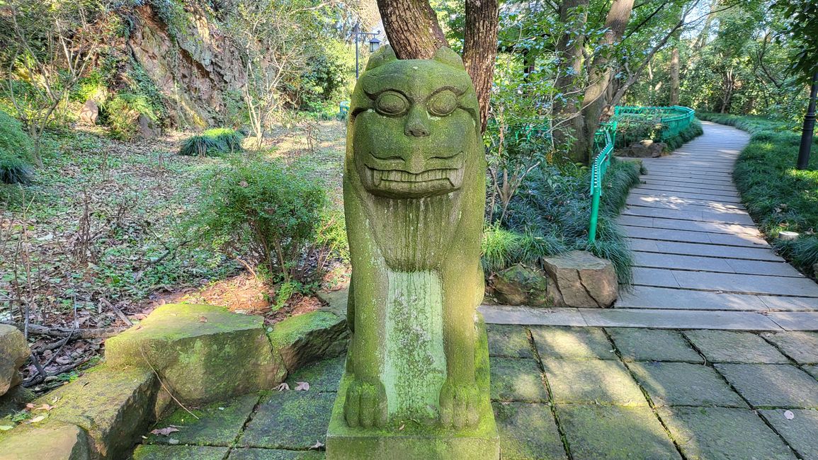 Guardianes en el parque de la Pagoda Liuhe