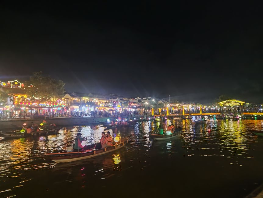 Gite in barca con lanterne nel serale Hoi An