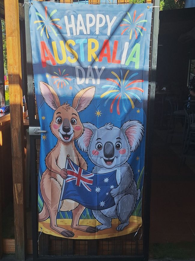 Diese Flagge zum Australia Day wirkt niedlich und einladend. Ein Foto der sehr vielen überaus großen australischen Flaggen, die nur so für Stolz und Patriotismus triefen, habe ich nicht, sind aber besonders viel um den 26. Januar zu sehen.
