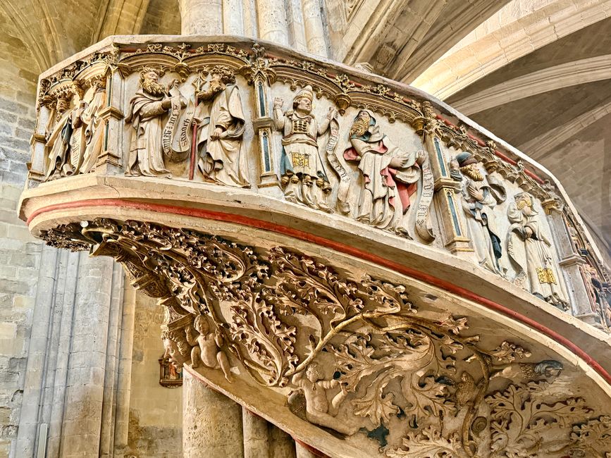 Die kunstvoll verzierte Wendeltreppe zum Chor.