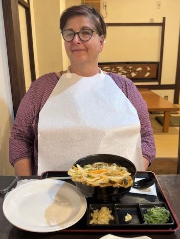 Ich muss Lätzchen tragen weil die Curry Udon so spritzten