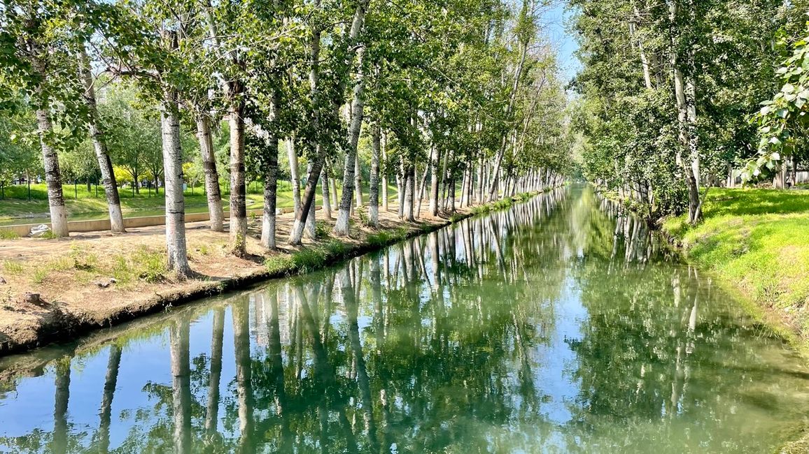 Irgendein Kanal in Beijing, dem wir folgen.