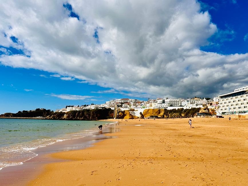 Ein Tag am Meer: Strandspaziergang in Albufeira