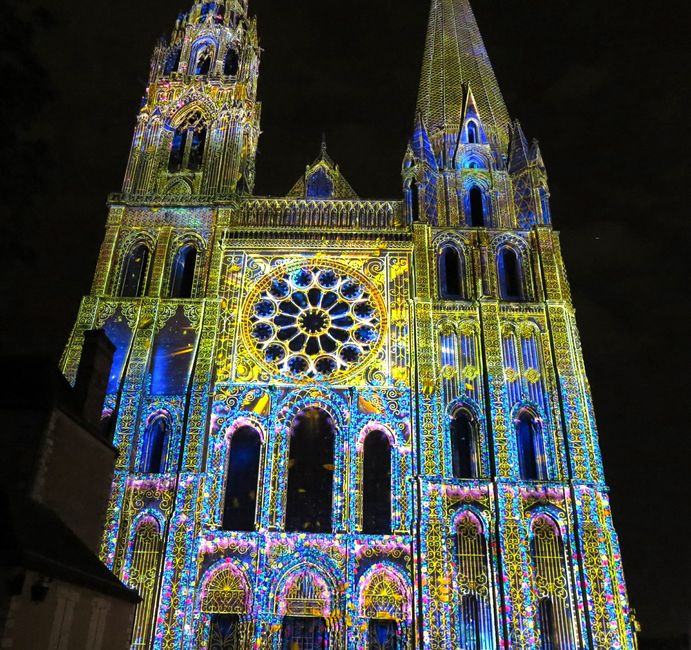 Chartres: durch diese Illumination wird die Fensterrose hervorragend herausgearbeitet