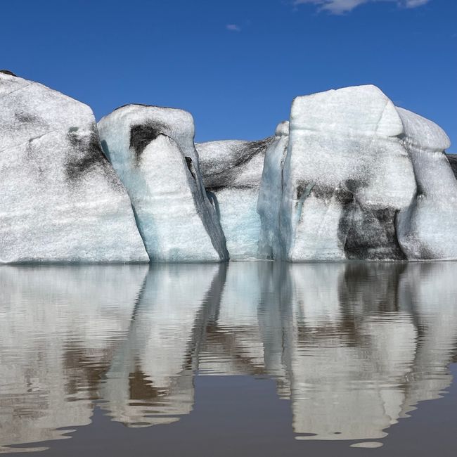 Faire du kayak sur le lac glaciaire