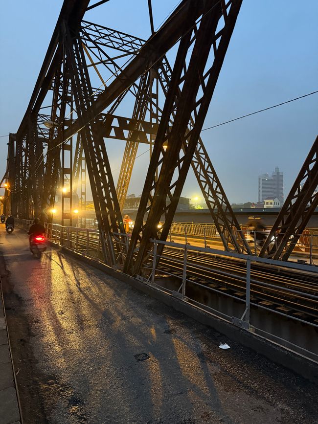 Ponte ferroviario sul Fiume Rosso