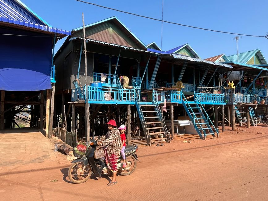 All'inizio di aprile 2026, ho visitato non solo i templi di Angkor da Siem Reap. Anche una deviazione al lago Tonle Sap ha aperto nuove prospettive.