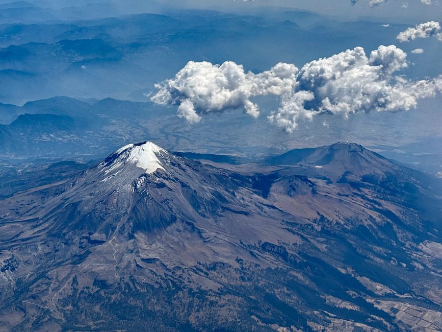 con los coches antiguos – la comida sabe tan excelente como en nuestra primera visita al inicio del viaje.</p><p style='text-align:justify'>Y ahora comienza el “Largo Camino” de regreso. Primero aproximadamente 10 horas de vuelo hasta París, luego 5 horas de espera y alrededor de 2 horas hasta el Aeropuerto Schwechat de Viena y finalmente 2 horas en taxi hasta Graz. Tenemos suerte - un día antes hubiéramos llegado al embrollo del aeropuerto de Viena, que estuvo cerrado temporalmente debido a nieve y hielo.</p><p style='text-align:justify'><br /></p>



<p style='text-align:justify'>Estimado lector, gracias por haber llegado hasta aquí. Esperamos que hayas leído algunas historias interesantes y visto imágenes. </p>