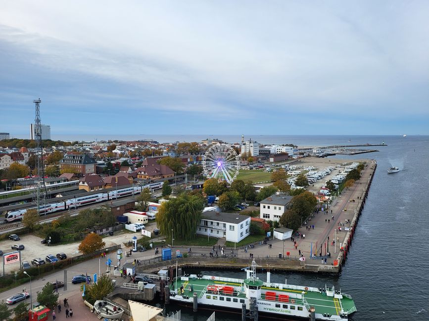 Blick vom Schiff auf Warnemünde