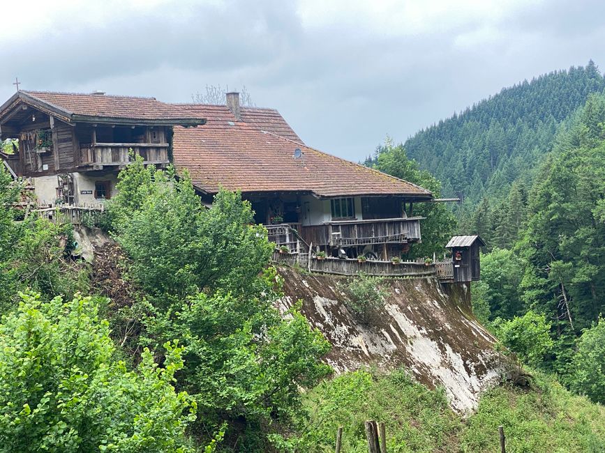 Hier das größere Haus auf dem Felsen