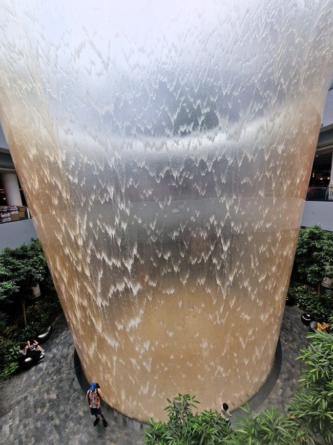 Weltgrößter Indoor Wasserfall - Flughafen Singapur