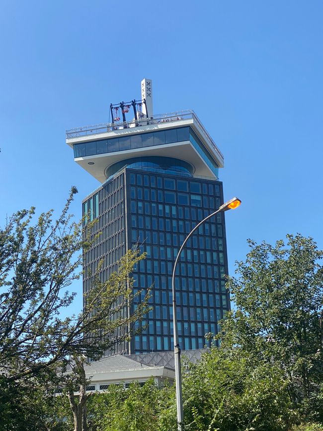 Das Hochhaus mit der Schaukel