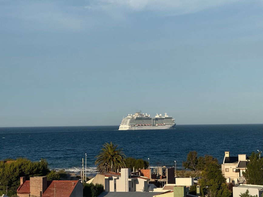 Once in a while, the town is invaded by cruise tourists... in this case mostly Asians. Luckily, we still had the rental car this day and could espape!