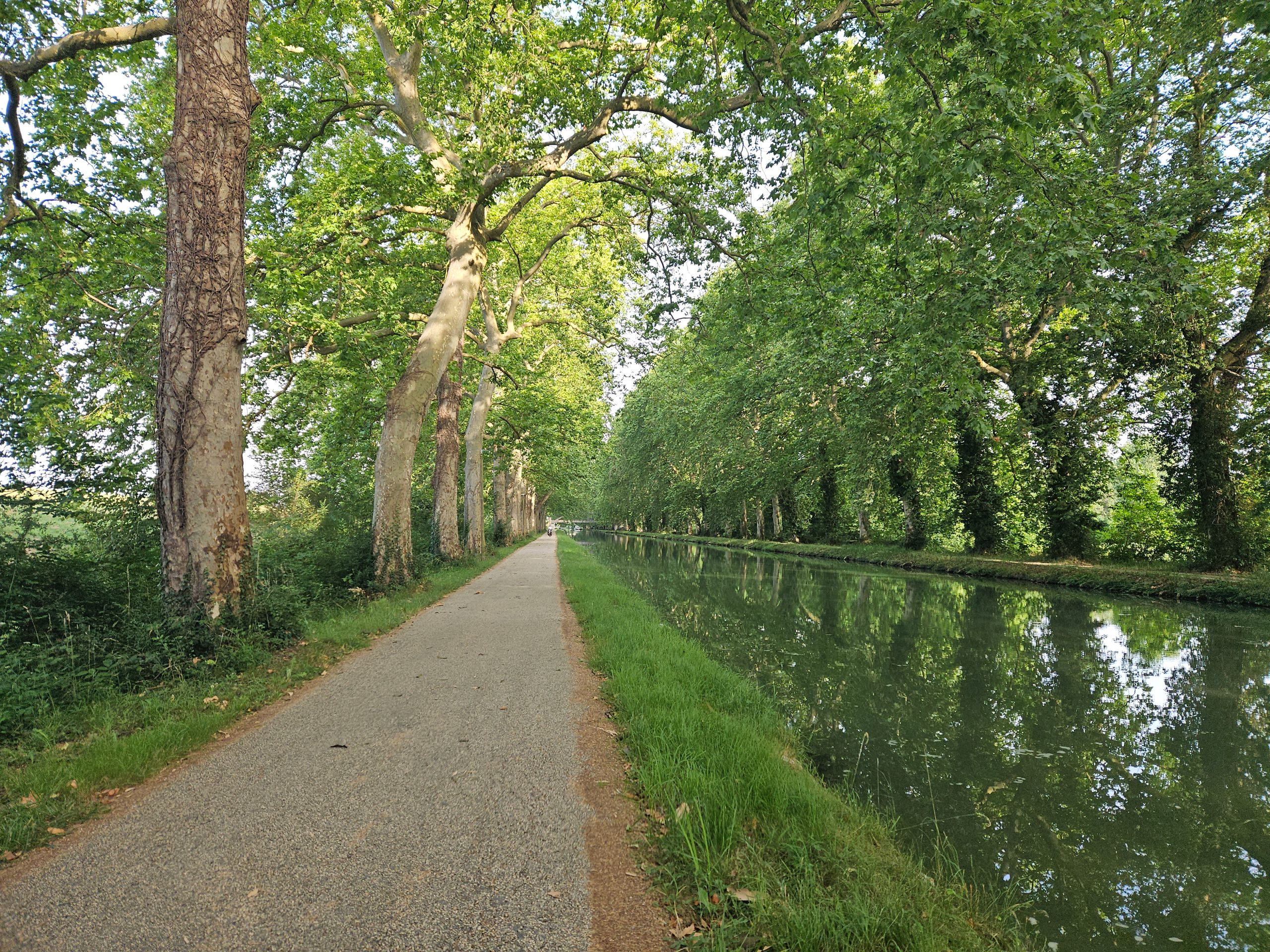 Canale laterale della Garonna presso Valence