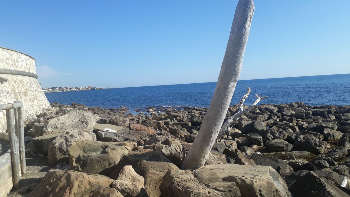 Der Kiesstrand mit glasklarem Wasser