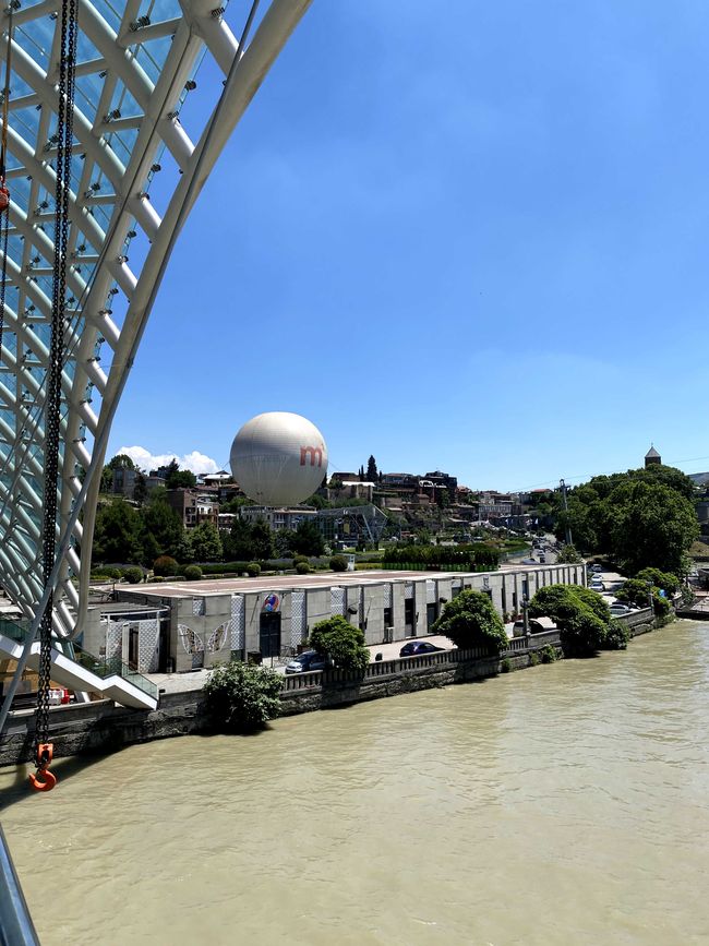 Vue sur le parc Rike depuis le pont de la paix