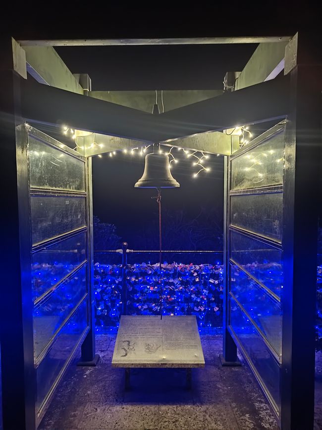 Drachenglocke zum selber läuten. Und war recht laut in dem stillen Wäldchen.