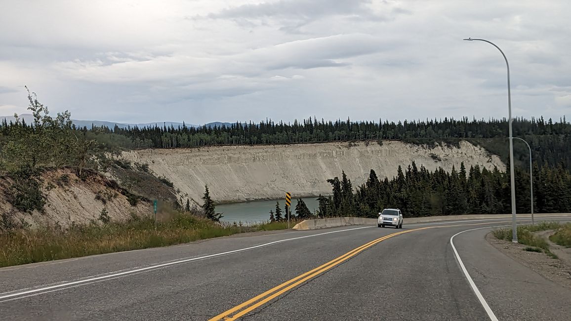 Tag 28: Kathleen Lake - Whitehorse: And Zack - there's the flat tire!