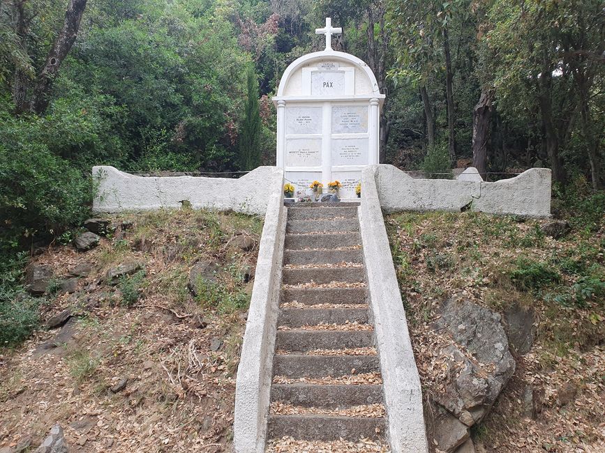 Au bord de la route, il y a souvent des tombes