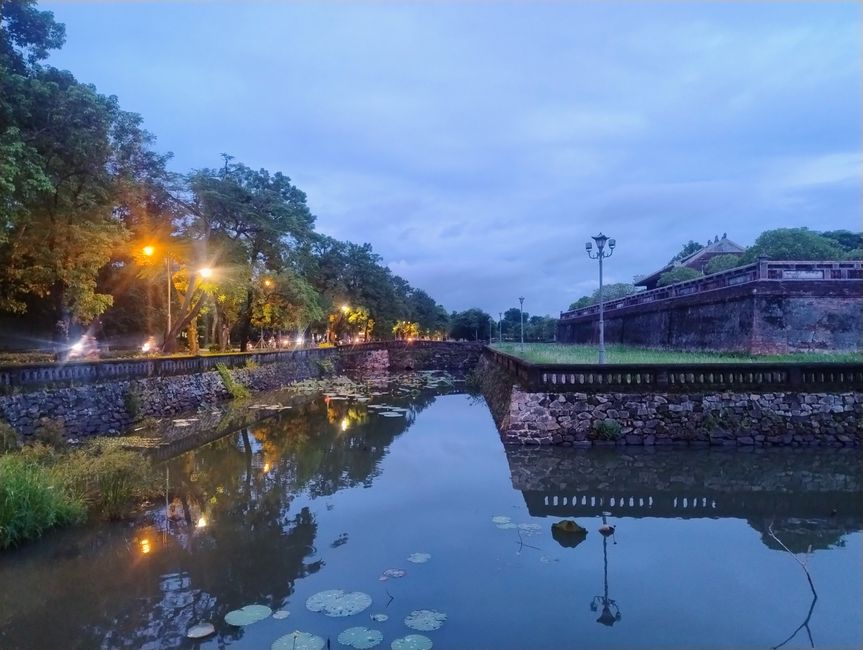 Davanti alla Cittadella di Hue