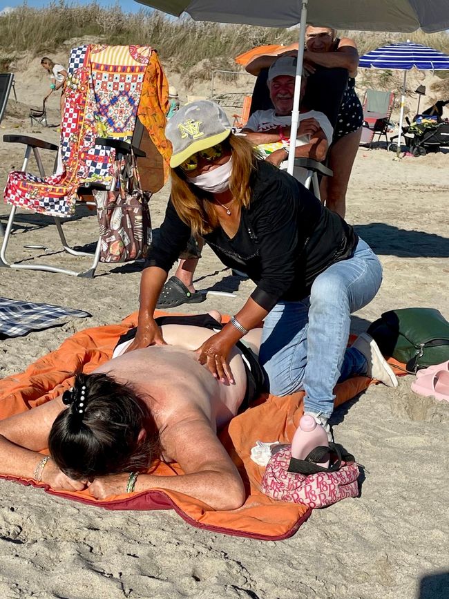 Nach dem anstrengenden Tag tut eine Massage von Alina am Strand richtig gut.