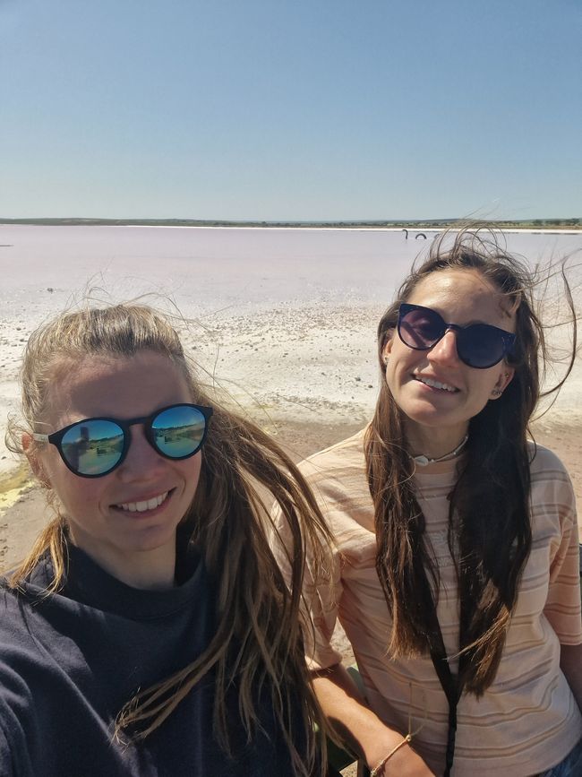 Nosotros con el lago rosa de fondo