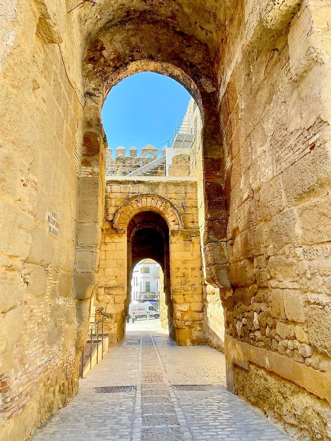 Schmale Durchgänge in der Puerta de Sevilla.