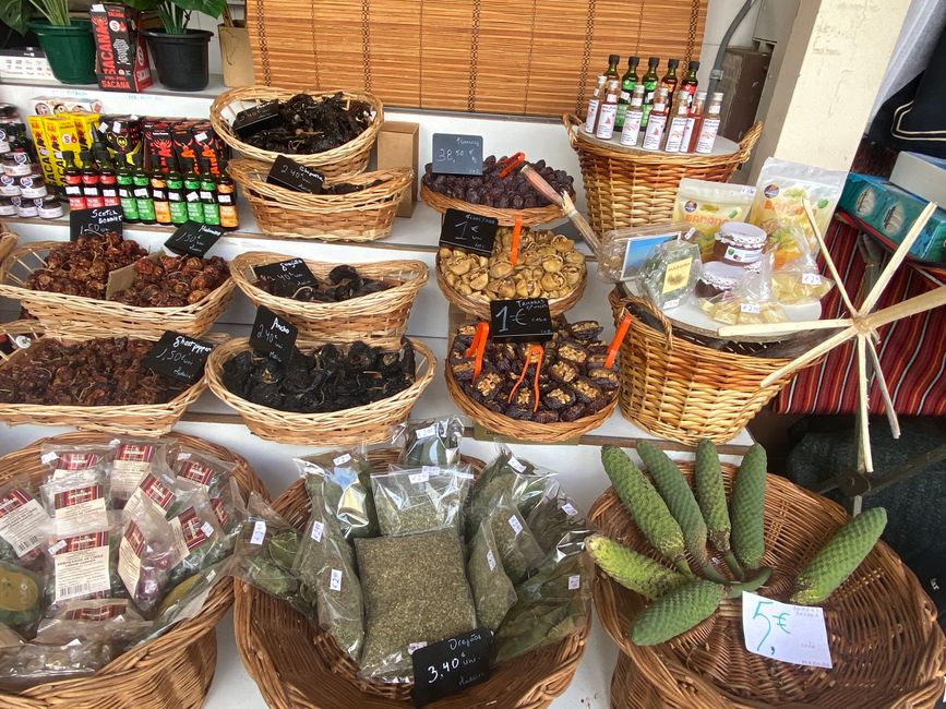 Kräuter und Trockenobst