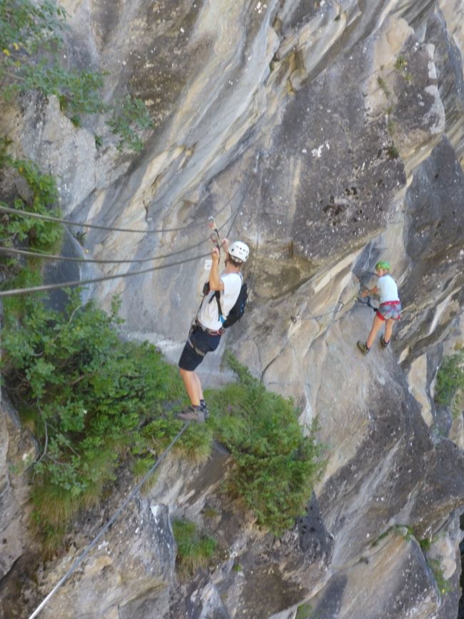 Die Monkey-Bridge über dem Wasserfall 