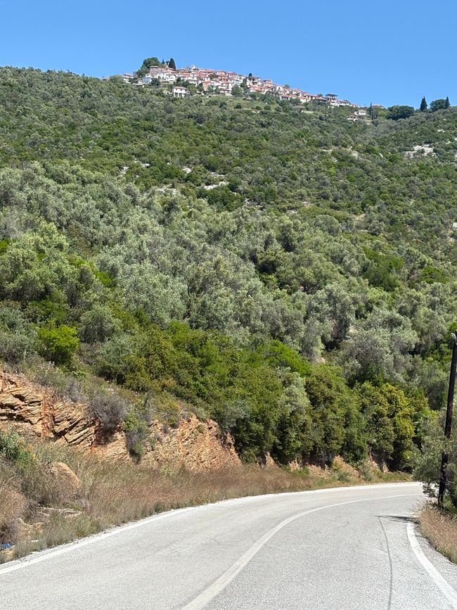 ....gran día con pueblo montañés y localidad costera....