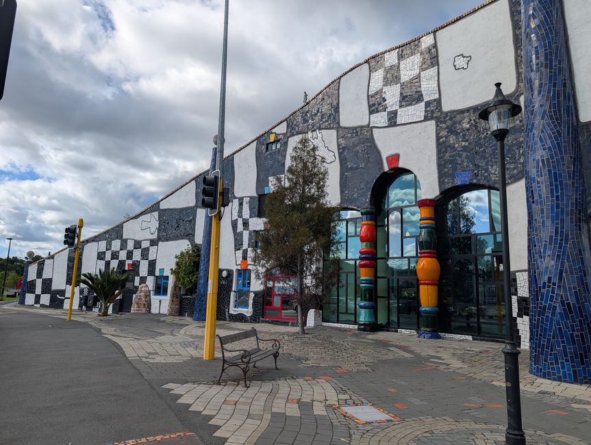 Whangarei -  Hundertwasser und Wasserfall