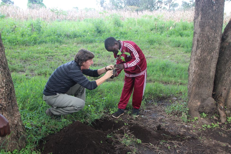 Müsli pflanzt den ersten Baum mit einem Schüler