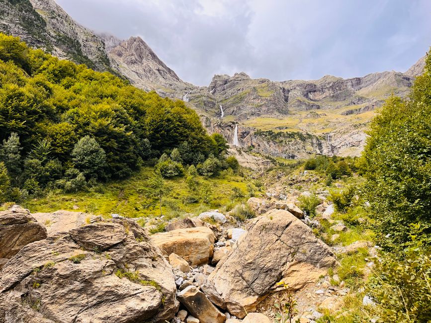 Der große Wasserfall im Hintergrund ist unser Ziel!