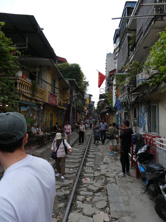 Cafés al lado de las vías - conocido como Train Street. No participamos...
